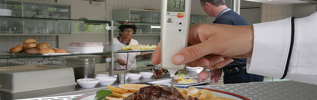 Verificación de temperatura en cocina, parte del proceso de auditoría sanitaria SAHC